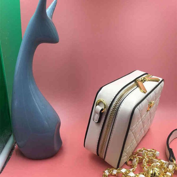 

2022 factory wholesale material net red shoulder messenger two-purpose exquisite female small square bag with infinite fashion charm and bea