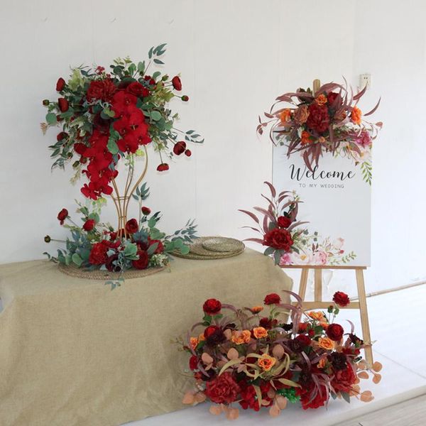 Dekorative Blumenkränze, Flone, künstliches Arrangement, Hochzeitsdekoration, Tischläufer, Willkommensschild, rot-blauer Hintergrund, florale Bühnendekoration