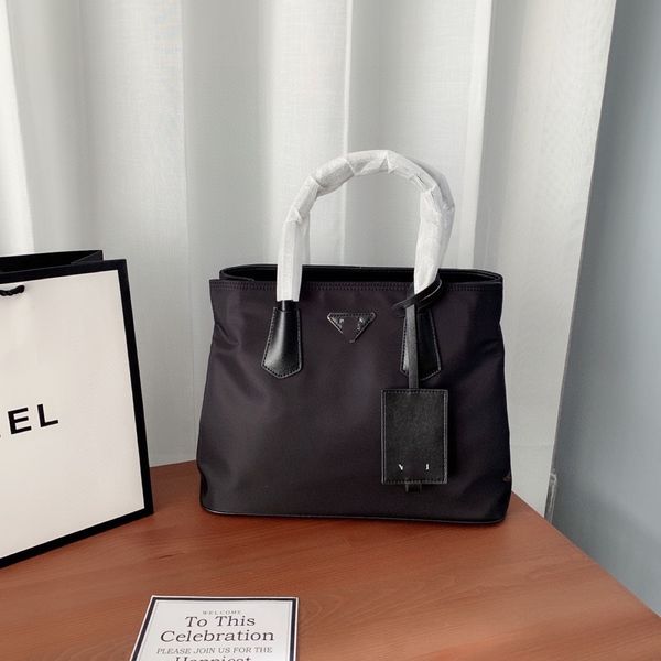 

2021 leisure soft handle vertical sewing solid black three-dimensional small square zipper women's baggj74