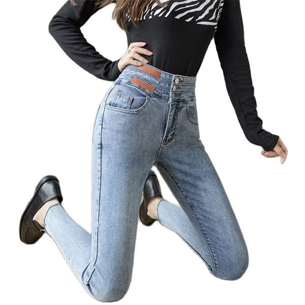 Hellblaue Jeans mit hoher Taille für Damen im Frühling zeigen dünne Fußstiefel, enge Lederhosen 210520