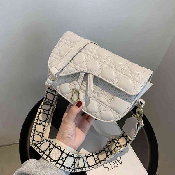 

2022 factory wholesale new model direct saddle women's summer letter embroidered thread texture pearl single shoulder small square bag