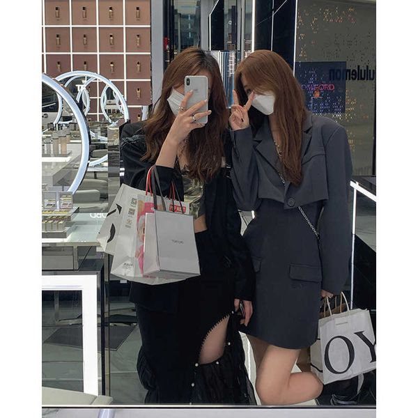 

ins bloggers should wer suit nd a suspender skirt to go out of the street, Black;gray
