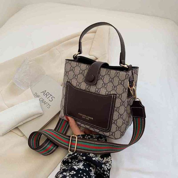 

2022 factory wholesale new model women's printing capacity bucket wide belt portable single shoulder personality oblique collapse bags