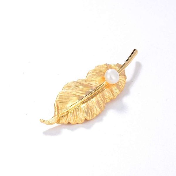

new style brooch copper plated 18k gold inlaid with natural freshwater beads, Gray