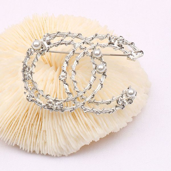 

2020 new small twist pattern inlaid with diamond exquisite Brooch, Gray