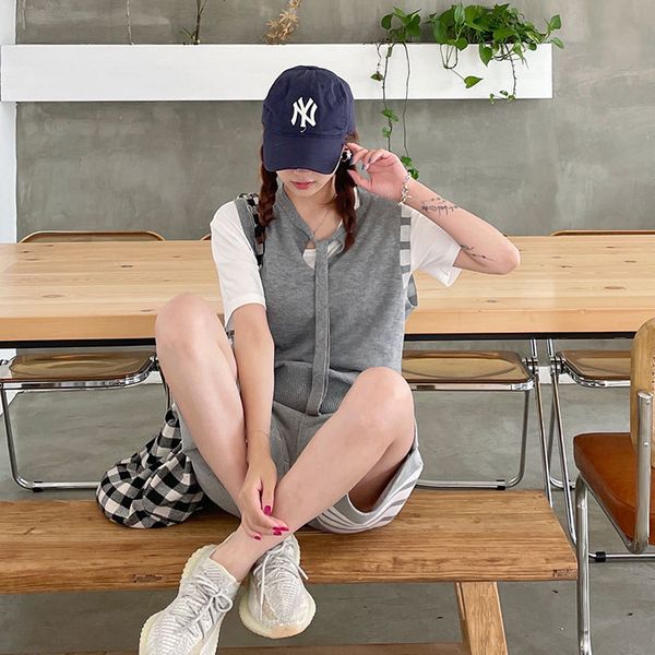 

2021 early autumn tb four bar striped tie small v-neck hem split knit vest, White