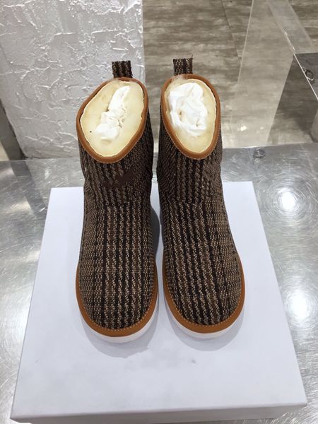 

2021 the latest autumn winter 2020 electronic embroidery matching color letters round head middle boot for women 1010, Black