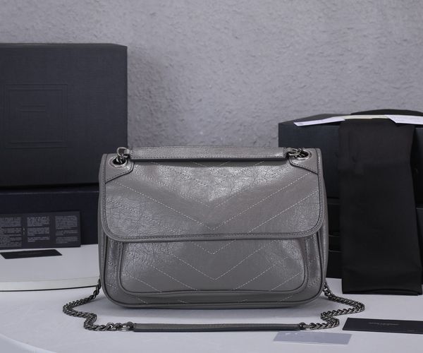 

luxurys designers ladies messenger bags classic water wave fashion chain women shoulder bag size: 28*20.5*8.5cm no.1801