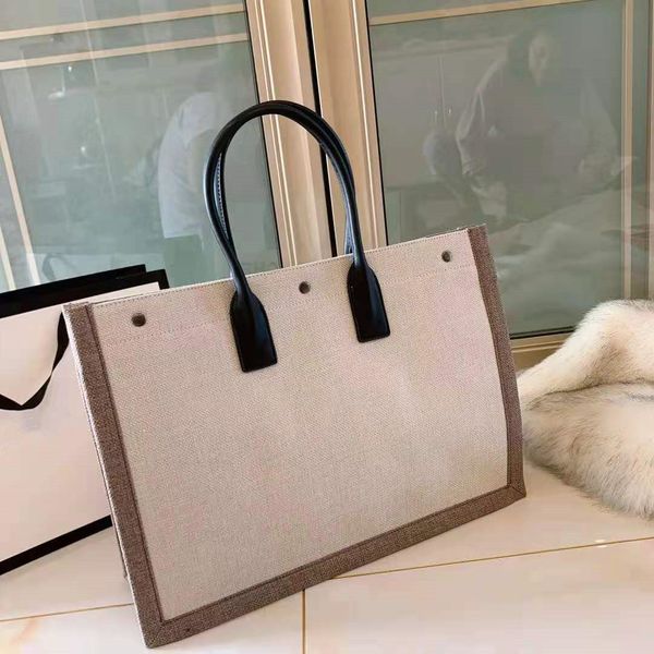 

designer designed beach bag. the fabric is made of linen + leather. for men and women.