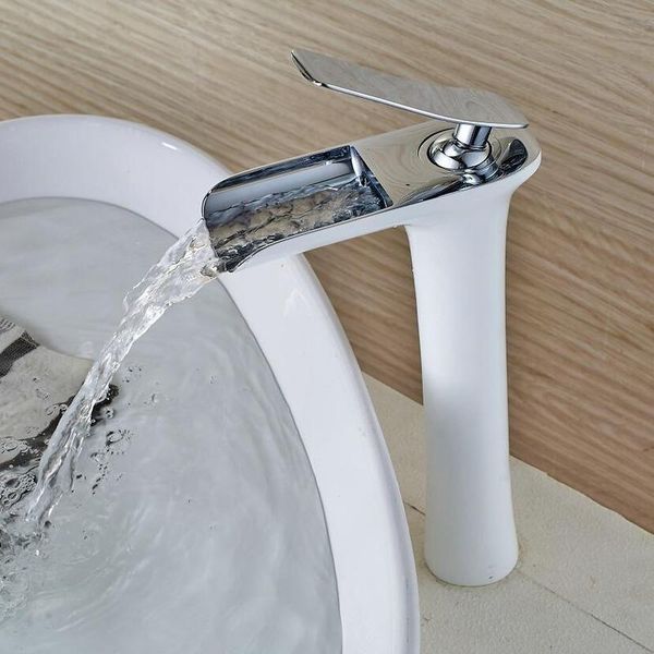 Rubinetti per lavandino del bagno Rubinetto a cascata di lusso Lavabo alto in ottone e serbatoio dell'acqua fredda