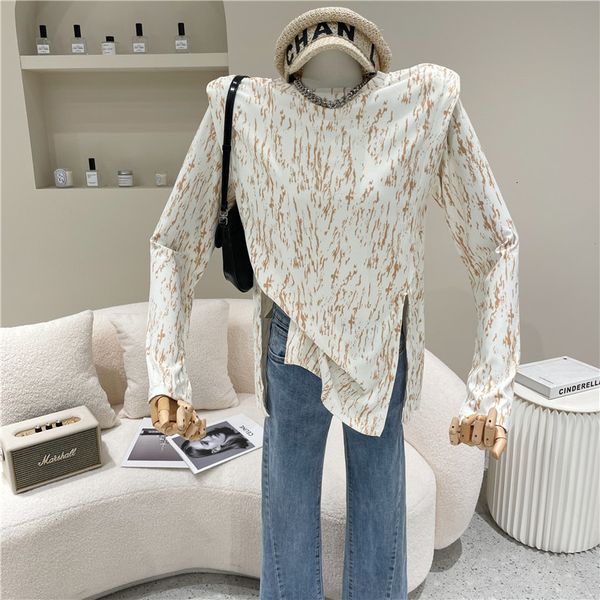 

spring summer 2021 fashion design of female niche sense division around the neck bottom shirt, White