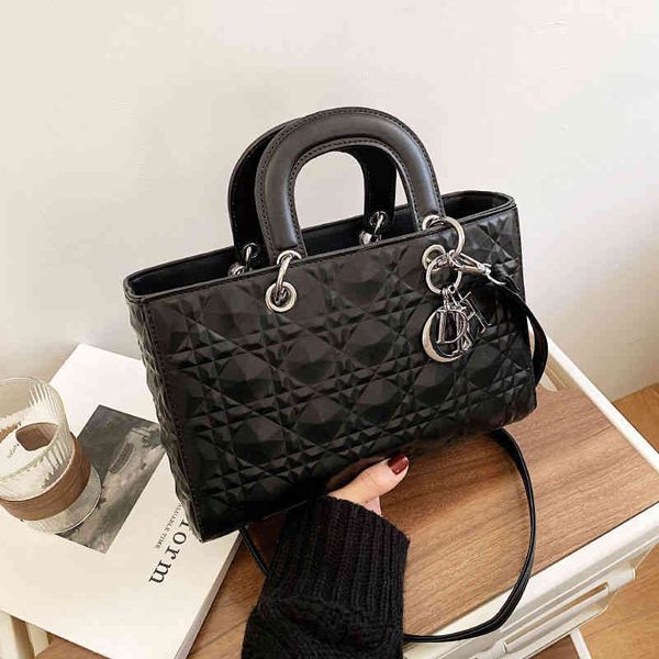 

2022 factory wholesale female fashion versatile messenger temperament one shoulder messenger handbag
