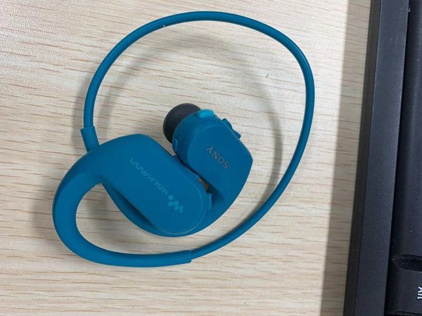 

used(not ),sony waterproof swimming mp3 player integrated accessories ws414 & mp4 players