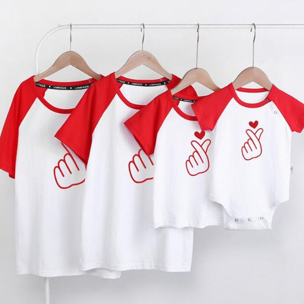 Família Olhar Roupas De Correspondência T-shirt Roupas Mãe Pai Filho Filha Crianças Bebê Manga Curta Loving Coração 210429