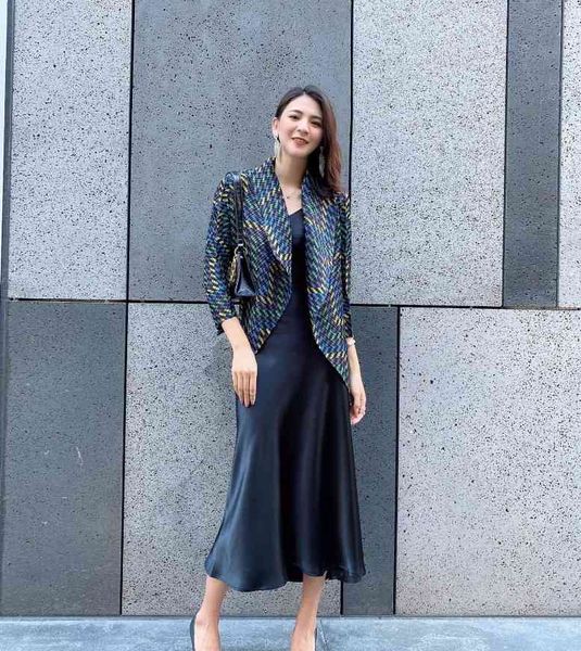 

dresses fashion stripe the turn-down collar wild style irregular coat, White