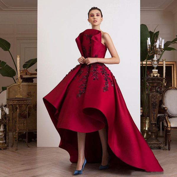 Vestido de baile de baile de cetim vermelho sem alças - vestido noturno de apliques de miçangas A com alta bainha e trem de varredura alta