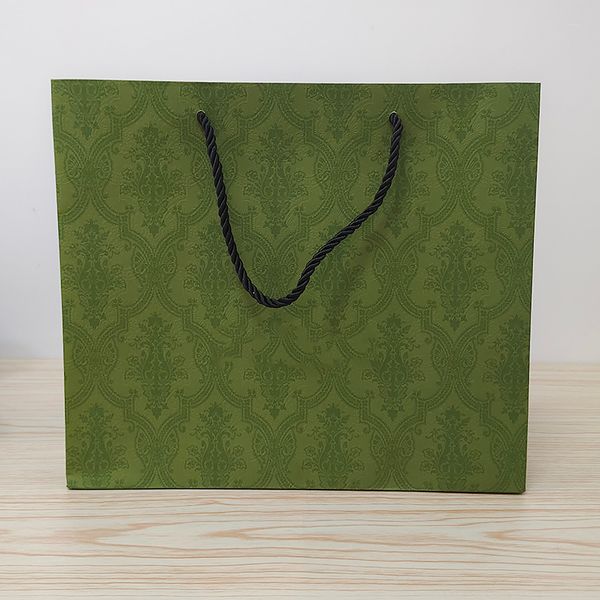 Le borse da imballaggio di design di sacchetti di carta stampati in stile popolare con cinturino da cintura alla moda in scatola di lusso si applicano al regalo