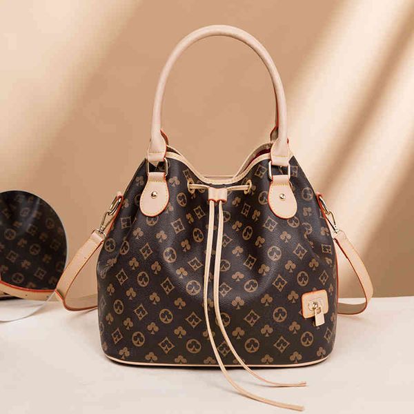 

handbag women's bucket bag 2021 donkey family's same large capacity drawstring portable single shoulder messenger tassel, Black;red