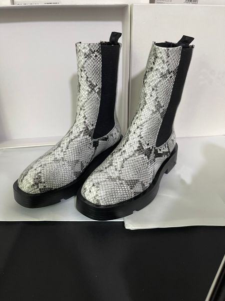 

leather chelsea boots 2021 luxury designer flat boot shoes with elastic gussets fashion classic elegant calfskin italy craft hidden zipper, Black