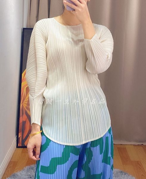 

knits miyake fashion fold solid o-neck sleeve irregular t-shirt, White