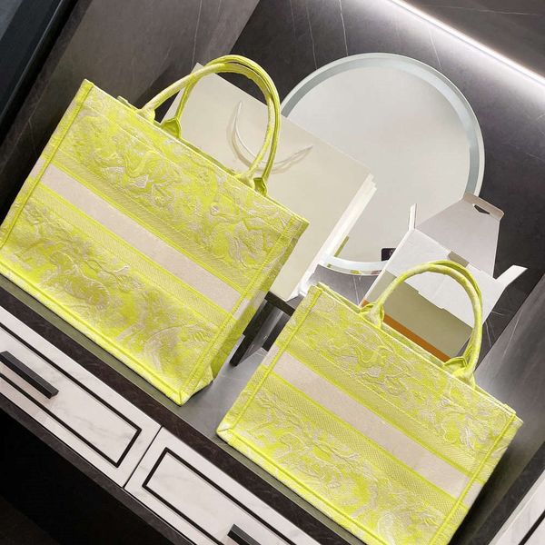 

2021 handbag shopping bag yellow fashion animal pattern casual all-match style high-end brand luxury temperament large capacity luxury