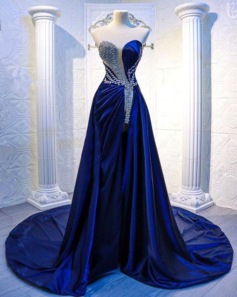 Royal Blue Prom Dresses Cristalli Sheer Neck Beading Jewel Abito da sera Custom Made Front Split Senza maniche Sweep Train Celebrity Party Gown