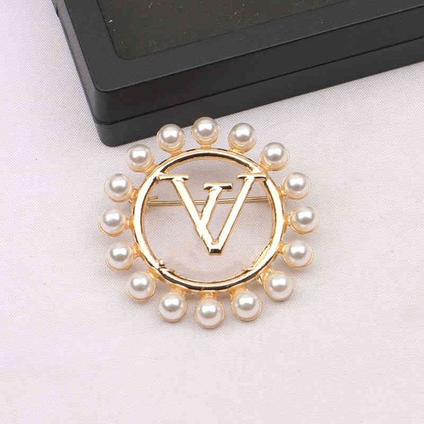 

brooch fashion v home letter inlaid pearl round wisp empty flower pin women's versatile jewelry, Gray