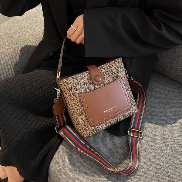 

design handbag small bag women's 2021 autumn and winter new fashion wide shoulder messenger bag foreign style single shoulder bucket