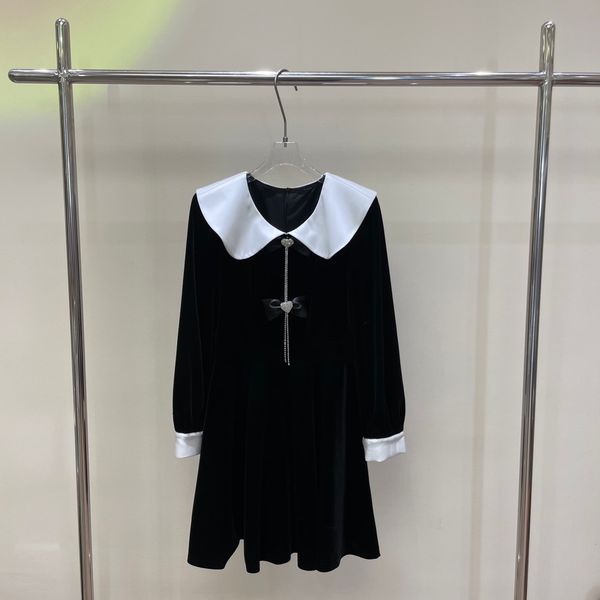 

the latest contrast color baby neck velvet dress in autumn and winter, Black;gray