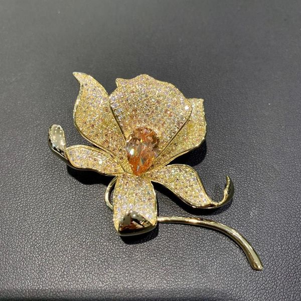 Cor de ouro linda flor broche cobre com cúbica zircão moda mulheres jóias para vestido de casaco 6,7 * 4cm