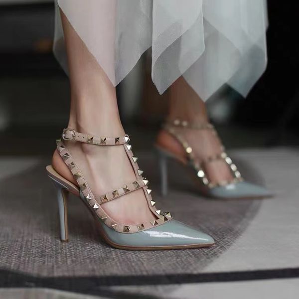 Klasikler Kadın Yüksek topuklu ayakkabılar Sandalet moda Plaj sivri Kalın alt deri tasarımcısı lüks kadın elbise perçin tarzı çalışma masası