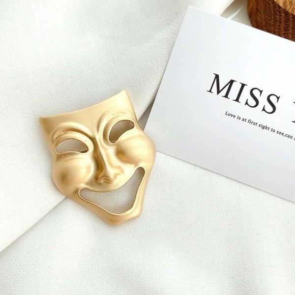 

2020 new smiley mask brooch matte gold face pin sense western assembly fashion, Gray