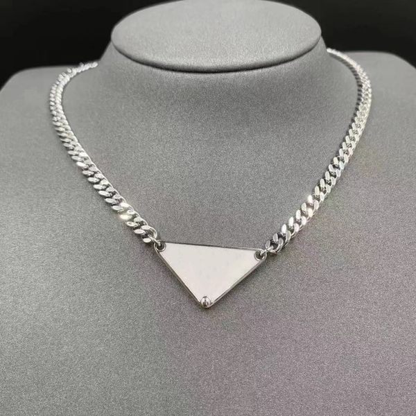 Colar de grife de designer Menas de jóias de jóias de moda Triângulo invertido pingente de aço inoxidável Branco Iced Nome Extermado Cara de pingente feminino de prata personalizado