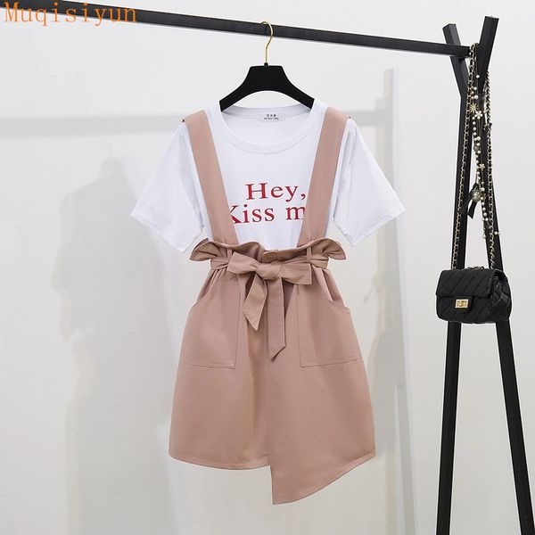 Yaz kıyafeti Kadınlar için Mektup Baskı Pamuk T-shirt + Düzensiz Jartiyer Elbise 2 Adet Set Kadın Rahat Suits 210428