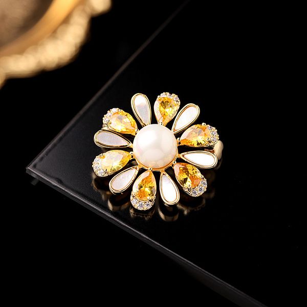 Japan und Südkorea Stil eingelegte Perle Edelstein Ausschnitt Kragen Hemd Dekoration Blume Gänseblümchen Dorn Pferd Pin Brosche