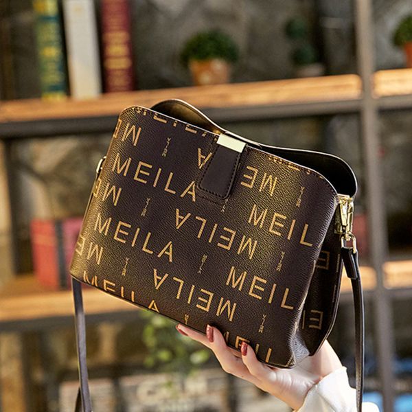 

2021 selling pochette women's shoulder bags fashion bag luxury designer handbag women brand classic style genuine wallet, Red;black