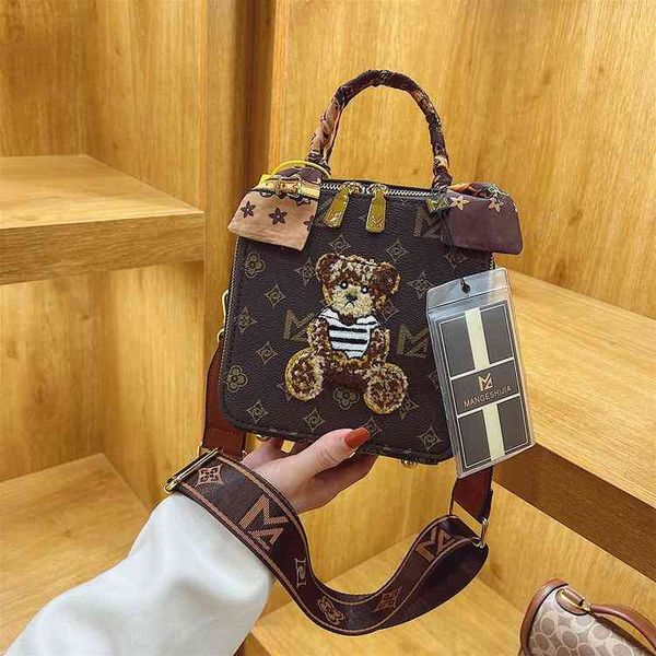 

2022 factory wholesale new graphic trademark has been registered. autumn and winter box bag fashion trend old flower portable one shoulder m
