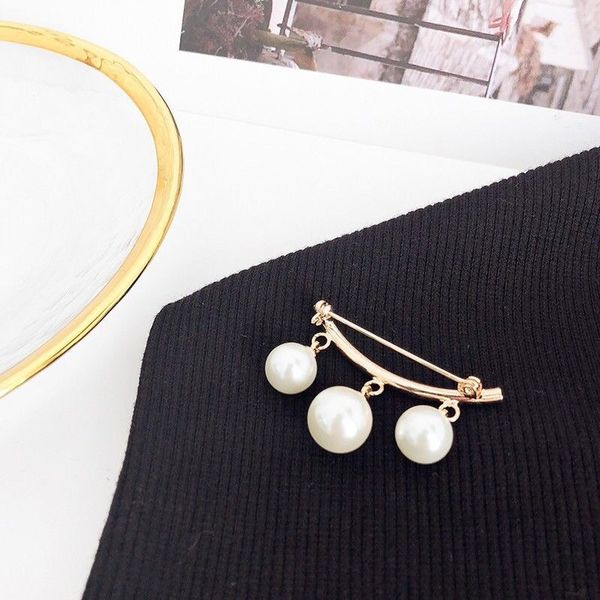 

factory wholesale new pearl button brooch collar anti light pin accessories cardigan button dress corsage hea/rtsch/rome