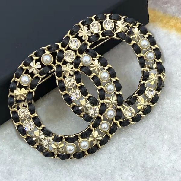 2021 neue stil hohl schwarz leder geflochtene buchstaben brosche strass perle messing material mode eleganten schmuck