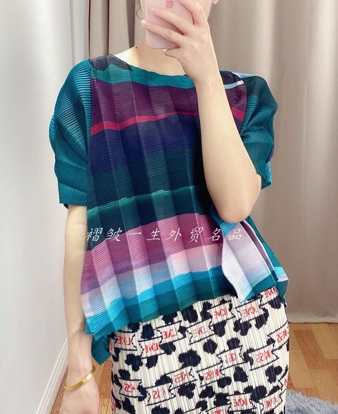 

knits miyake fashion short sleeve fold in multicolor print loose t-shirt stock, White