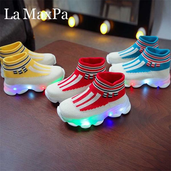 Sapatilhas brilhantes Sapatos de desporto de desporto de malha de ar respirável Sapatos de esporte LED para meninos meninas iluminam sapatos luminosos tênis 211022