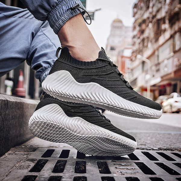 

2021 classic comfortable running shoes for mens breathable men's athletic shoes fly weave jogging shoe lightweight fashion black white