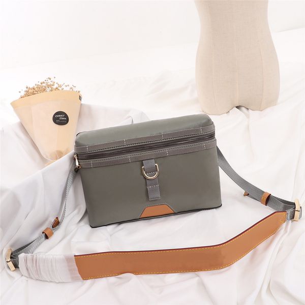 

new43889. messenger small postman bag for slanting, women tote bag suitable for the fashionable choice of daily life: 26x18x4cm deliver