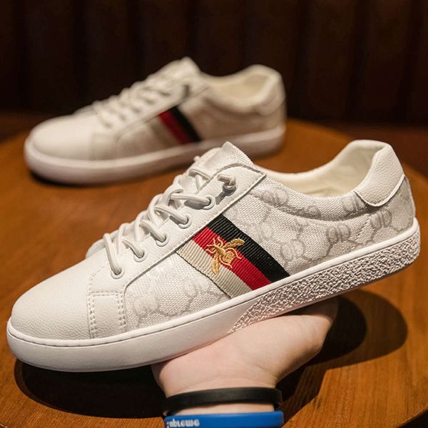 

casual shoes 2021 summer new men's board shoes korean fashion casual little bee embroidered canvas small white, Black