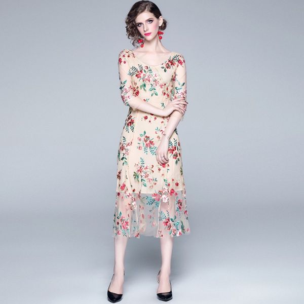 Mulheres verão retro flor bordado vestido senhoras temperamento o pescoço três trimestre manga meados de bezerro vestido de bainha 210514