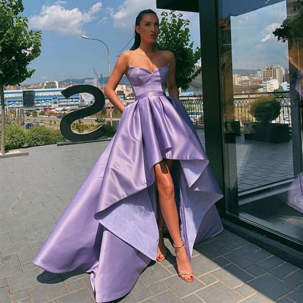 Lavendelfarbenes High-Low-Abschlussballkleid, schlichtes Satin, A-Linie, herzförmiger Ausschnitt, formelle Abendparty-Kleider, Abendkleider mit kurzer Vorderseite und langem Rücken, Festzugskleid