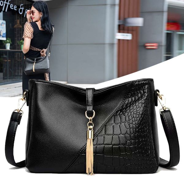 

soft mother bag middle age women's 2021 fashion tassel shoulder pu leather lady's msenger