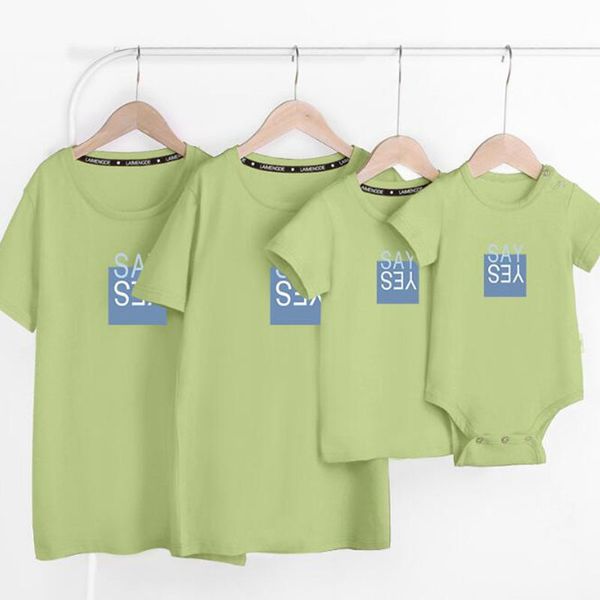 Летняя печать семьи выглядит подходящие наряды футболки одежда мать отец сын дочь дети ребенка с коротким рукавом 210429