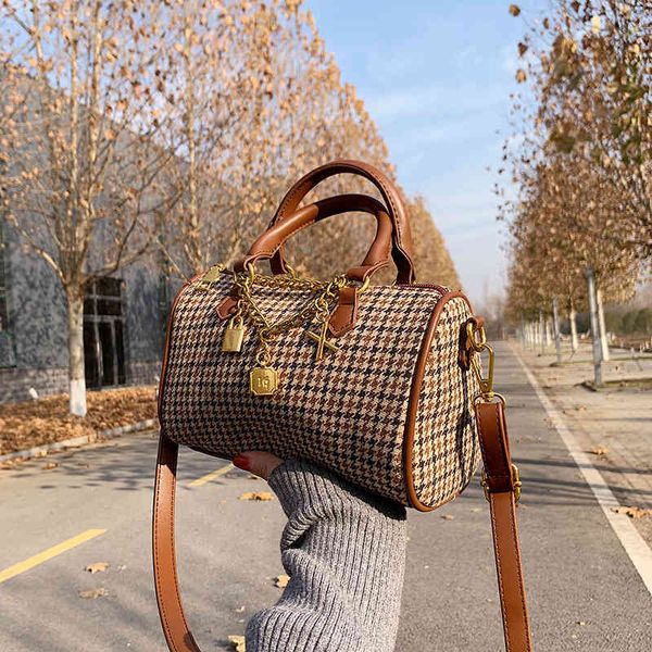 

designer handbags bag female 2021 autumn and winter new foreign style messenger net red fashion one shoulder portable pillow bag