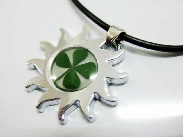 

100 pcs real four leaf clover encased in resin pressed jewelry pendant, Silver